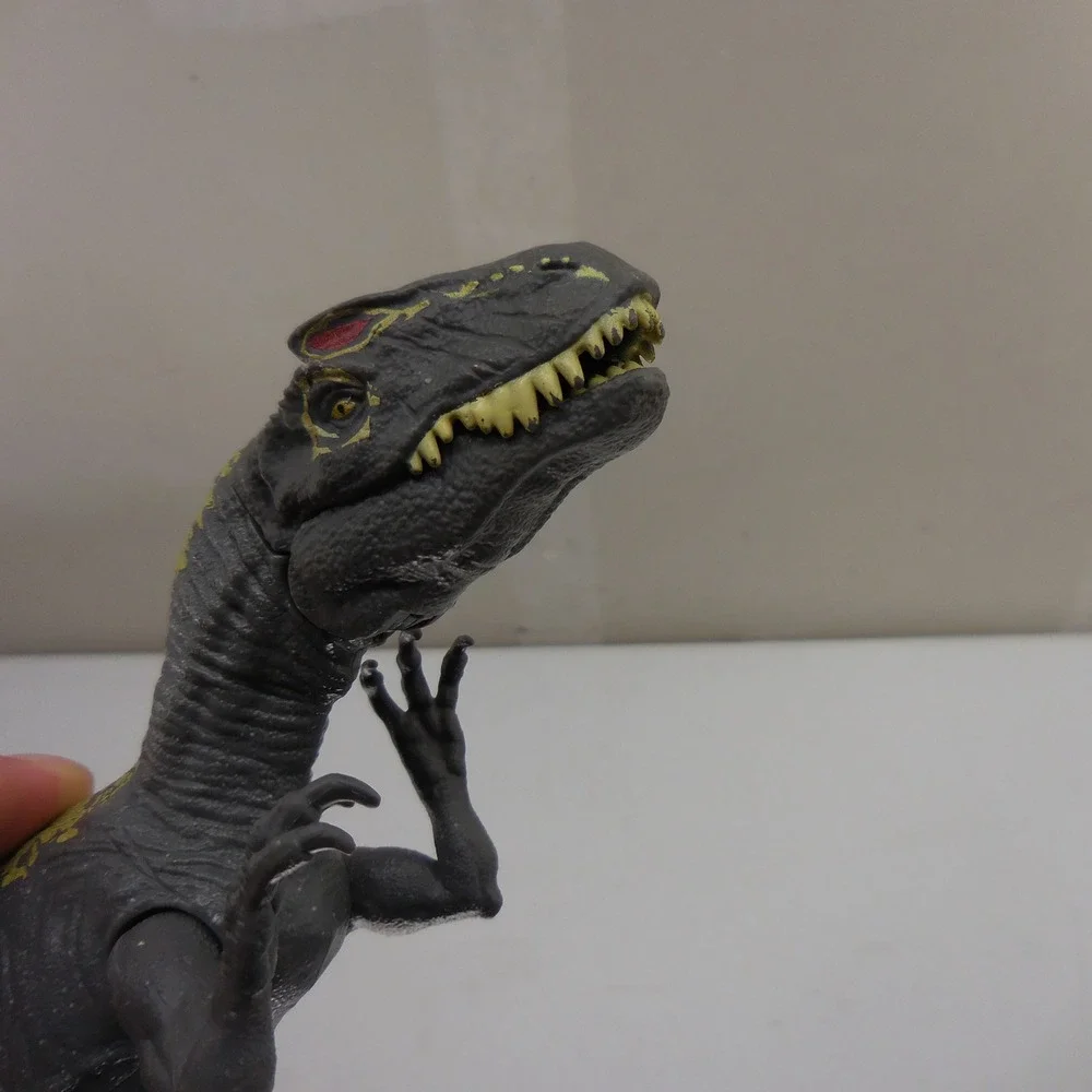 Jurassic World Roarivores Allosaurus Dinosaur Action Figure Grey Yellow Mattel